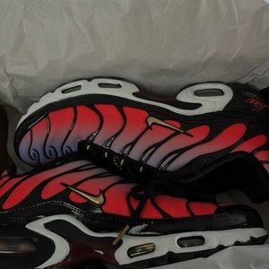 Woman Nike Air Max’s. Colors are neon orange,blue, black,white and gold.